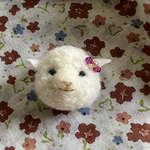 羊毛フェルトのブローチ　羊