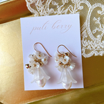 ホワイトフラワーピアス     イヤリング    アクリルフラワー    お花    白     フックピアス