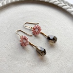 【ichirin】一輪を愛でるイヤーアクセサリー　ピンクのお花とスモーキークォーツ