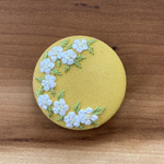 刺繍くるみボタン（ヘアゴム/ブローチ）