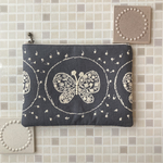 forest wing  & choucho グレー　フラットポーチ　16 ポケット付き　ミナペルホネン の刺繍生地　フォレストウィング　蝶　フラットポーチ