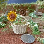 ミニチュアの花「ひまわりのバスケット」