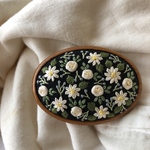 白い花 刺繍木枠ブローチ（大）