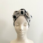 ♡スカーフにもなるヘアターバン♡使い方色々♪リネン100%素材　水玉模様　ドット柄のネッククーラー　ヘアバンド　生成×黒【保冷剤２個付き】
