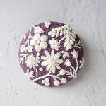 【草花日和】刺繍ブローチ 38mm (紫)