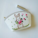 花うさぎ　刺繍ポーチ