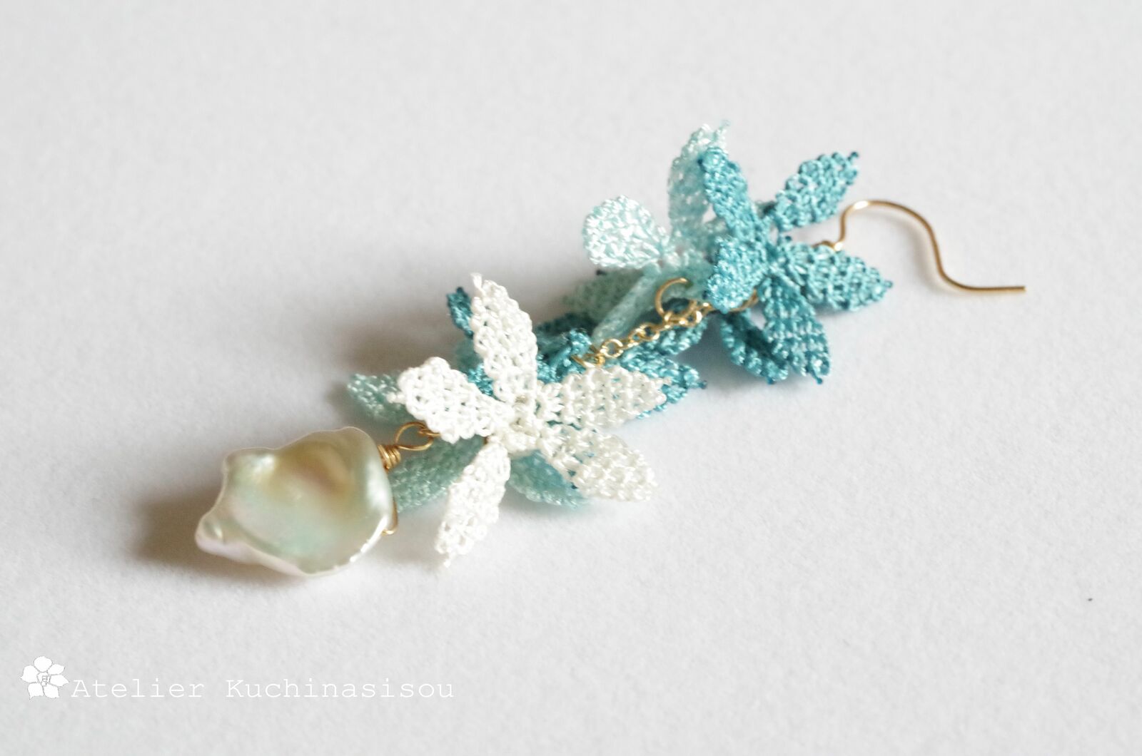 イーネオヤの小花とケシパールのアシンメトリーピアス〈フロスティブルー〉