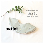 〈outlet 汚れあり〉リバーシブル▷ポンポン付きまんまるbib