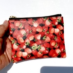 感謝セール品❤️いちごいちご🍓　便利ラミネート　ミニポーチ　12cmファスナー