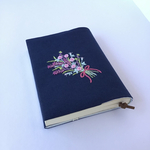 花束の刺繍のブックカバー
