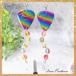 ギターピックスタッドピアス/イヤリング🎸耳元でくねくねピーズがキラキラ揺れるレインボーカラー🌈
