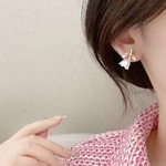 【再販多数】すずらん 白いお花 フラワー  ホワイト 白 イヤリング ✳︎ 結婚式 ウェディング 花嫁 お呼ばれ   韓国ファッション にも❤︎