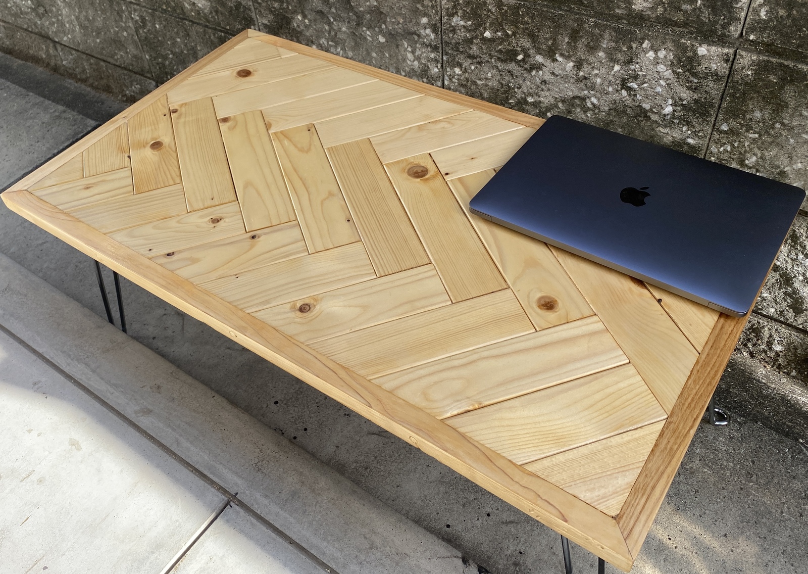 ヘリンボーンの折りたたみテーブル【ハンドメイド家具】 ヘリンボーンの折りたたみテーブル【ハンドメイド家具