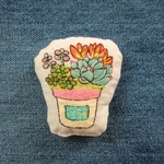 多肉植物の寄せ植え刺繍ブローチ(チャーム変更可)