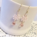ほんのりピンクお花と雫ビーズのピアス