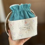 ＊外ポケット付き巾着＊ バッグインバッグに  ポケットいっぱい巾着  刺繍の花柄  グリーン系