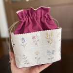 ＊外ポケット付き巾着＊ バッグインバッグに  ポケットいっぱい巾着  刺繍の花柄 ラズベリー系