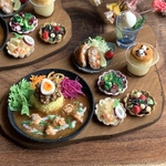 スパイスカレーとカラフルおかず