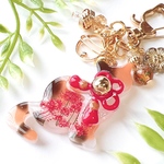 彼岸花と三毛猫のキーホルダー