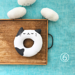 ⑥のみ/ちょっと風になびく、牛柄猫さんのドーナツコースター