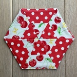 レトロさくらんぼと水玉パッチワークマット、チェリー六角形ミニキルト、Cherry and polka dot mug rug, snack mat, doily, ティーポットマット