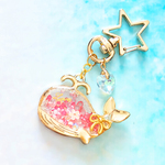 クジラ の シャカシャカ 動く 夏 レジン キーホルダー（ ピンク ）