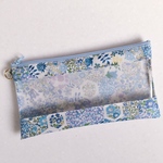 再販2♡ リバティHH「パッチワークストーリーズ」（ブルー）クリアフラットポーチ 横長タイプ♪ラミネート＆PVC 22㎝ファスナー ♪マスクケース♪ホビラーラホビーレ限定色