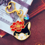 おしゃれ 猫 と 花 の レジン キーホルダー ( 黒猫 ）