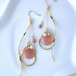 ラメプレートチャームとウェーブの揺れる涼しげピアス(ピンク・まる・夏・海・チェコガラスパール・涼しげ・揺れる・輝く・大人可愛い) 