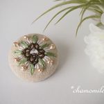 デザインパーツと刺繍のクラシックブローチ