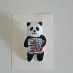 アコーディオン弾きパンダの刺繍ブローチ