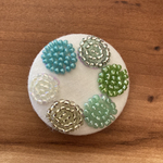 ビーズ刺繍くるみボタン（ヘアゴム/ブローチ）