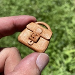バックのブローチ