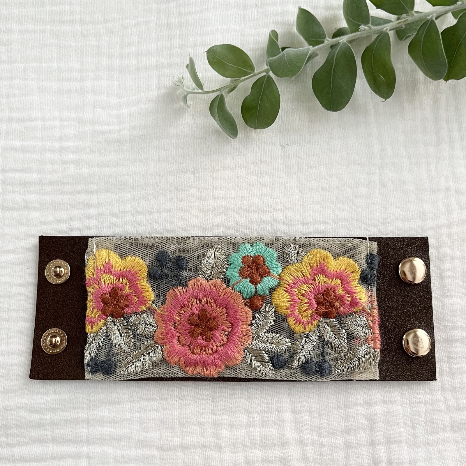 【専用】ハンドメイド 手刺繍 インドリボン バッグとマット(４枚)セット インド刺繍リボン＊ジュートバッグ(手縫い刺繍入り)BLACK - 森の