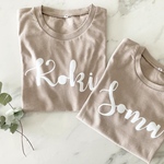 名入れTシャツ　ベージュ　子どもTシャツ　くすみ　くすみカラー　110㎝　120㎝　130㎝　140㎝　誕生日　ギフト　記念日　おそろコーデ　兄弟　リンクコーデ　韓国　欧米