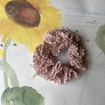 レース編みのフリルシュシュ