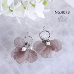 No.4073　グレーフラワー花びらじゃらじゃらフープパール　ピアス/イヤリン