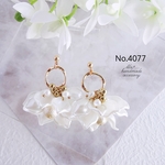 No.4077　パール調花びらホワイトとパールとフープ　ピアス/イヤリング