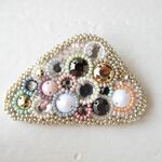*sale*きらきらビジューのさんかくブローチ・ゴールド