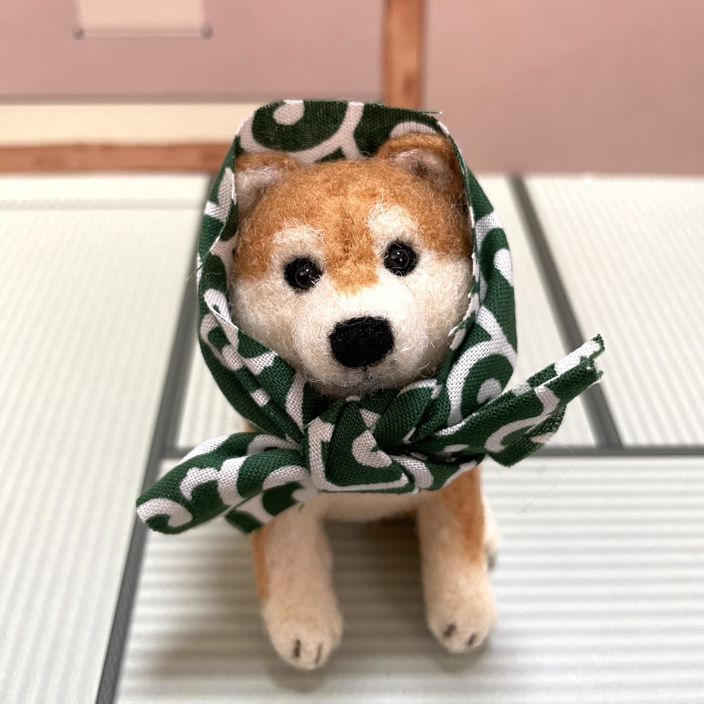 おすわり柴犬🐕(おすまし赤柴)羊毛フェルト ほっかむり