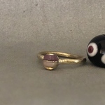 ピンクオパールとルビーと真鍮の指輪（ラウンド、インレイ）