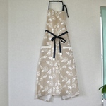 ロングエプロン　ベージュに白の花柄×デニム