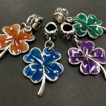 =ブルー2点=よつばのクローバーと葉 青アクセサリー ネックレス トップ チャーム パーツ