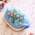 手刺繍のがま口（朝涼み）