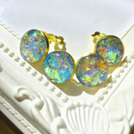虹色に輝くスカイブルーイヤリング.ピアス
