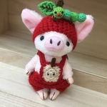 ハンドメイド　林檎🍎になりたかった⁉️コブタちゃん🐷リンゴニット🧶サロペット&帽子&お友達青虫🐛あみぐるみ付き　テディベア風ぬいぐるみ