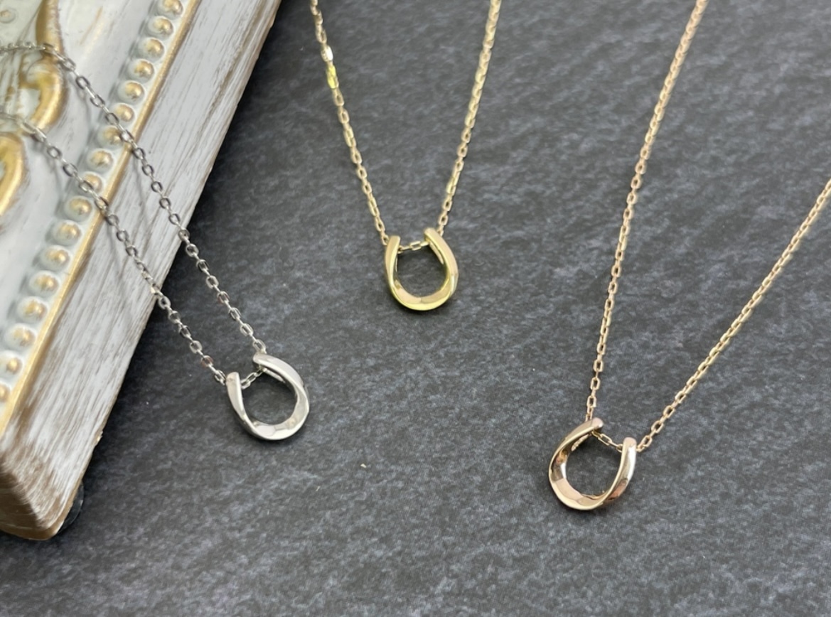 ～地金のミニ馬蹄～ No.2880 PT/K18YG/PG 地金 ペンダントネックレス 32,500円