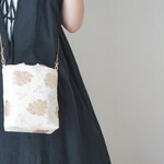 【花唐草模様 ベージュ　シルク帯リメイク ショルダーバッグ】日常使い、お呼ばれの日に。スマホショルダーバッグ、サコッシュ、御朱印帳入れ、敬老の日ギフトとしても。