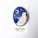 三日月を眺めるシロクマの親子の刺繍ブローチ　