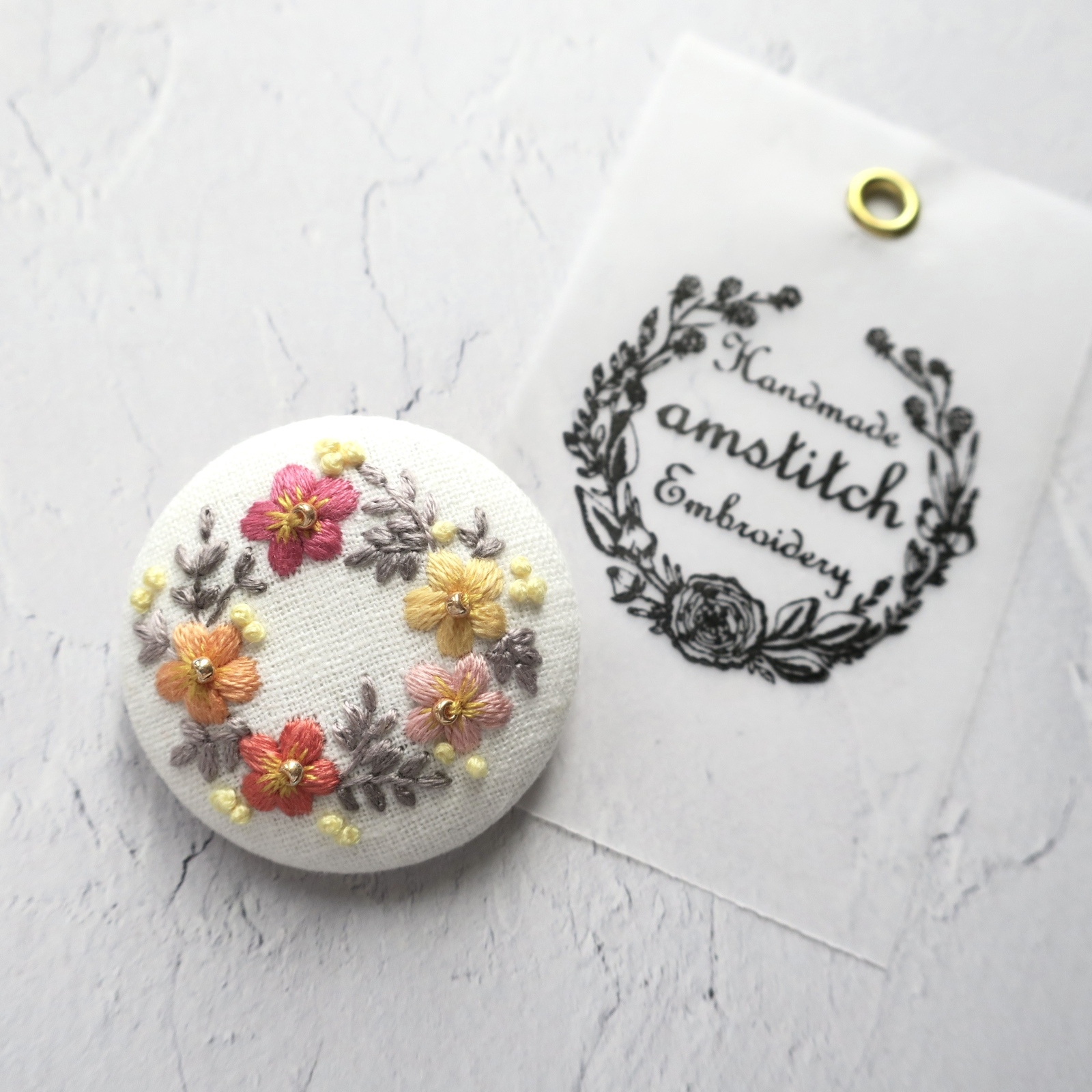 ポーチュラカの花冠】刺繍ブローチ 38mm - amstitch | minne